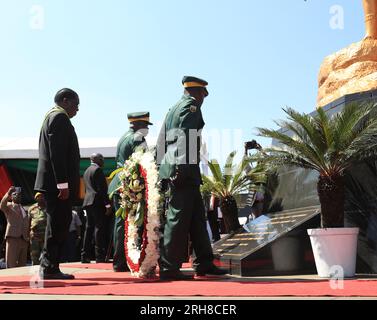 Harare, Zimbabwe. 14 août 2023. Le président zimbabwéen Emmerson Mnangagwa dépose une couronne pour marquer les commémorations de la 43e Journée des héros au National Heroes Acre à Harare, Zimbabwe, le 14 août 2023. Chaque deuxième lundi d'août, les Zimbabwéens se réunissent au National Heroes Acre pour rendre hommage aux combattants de la guerre de libération qui ont pris les armes et combattu le colonialisme. Crédit : Shaun Jusa/Xinhua/Alamy Live News Banque D'Images