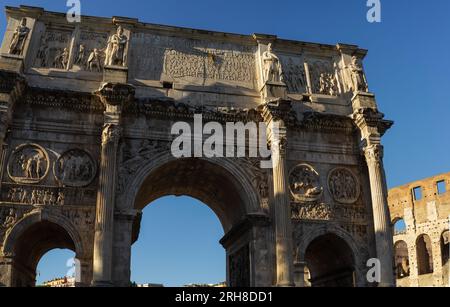 L'Arc de Constantin, un arc de triomphe avec trois arches, situé à Rome, à une courte distance du Colisée à Rome, Italie Banque D'Images