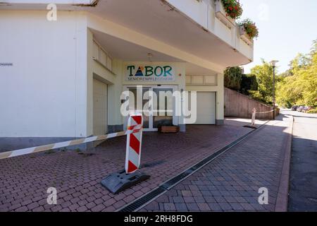 Bad Schwalbach, Allemagne. 10 août 2023. La maison de retraite Haus Tabor pour personnes âgées. Deux douzaines de maisons de soins infirmiers en Hesse ont cessé leurs activités au cours des deux dernières années et demie. (À dpa-KORR 'temps difficiles' : ce qui pousse les maisons de retraite à l'insolvabilité) crédit : Jörg Halisch/dpa/Alamy Live News Banque D'Images