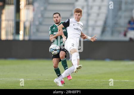 Cracovie, Pologne. 13 août 2023. Yuri Oliveira Ribeiro de Legia Warszawa (à gauche) et Jordan Majchrzak de Puszcza Niepolomice (à droite) en action lors du match de football polonais PKO Ekstraklasa League 2023/2024 entre Puszcza Niepolomice et Legia Warszawa au stade de Cracovia. Score final ; Puszcza Niepolomice 1:1 Legia Warszawa. Crédit : SOPA Images Limited/Alamy Live News Banque D'Images