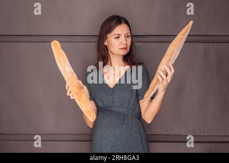 Femme enceinte heureuse et en bonne santé après 40 ans embrassant un mode de vie sans gluten pendant son voyage de grossesse. Des choix nourrissants pour un bébé prospère et Banque D'Images