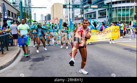 Edmonton, Canada. 13 août 2023. Un participant au défilé démontre ses compétences alors que le défilé Cariwest d'Edmonton se déroule dans le centre-ville d'Edmonton. Le festival Cariwest célèbre le patrimoine et la culture des îles des Caraïbes. Crédit : SOPA Images Limited/Alamy Live News Banque D'Images