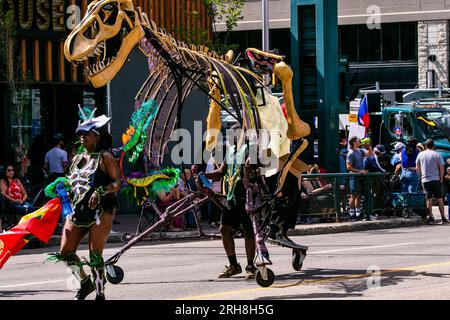 Edmonton, Canada. 13 août 2023. Le squelette du Tyranasaurus Rex est tiré par un homme dans le défilé. Le festival Cariwest célèbre le patrimoine et la culture des îles des Caraïbes. (Photo Ron Palmer/SOPA Images/Sipa USA) crédit : SIPA USA/Alamy Live News Banque D'Images