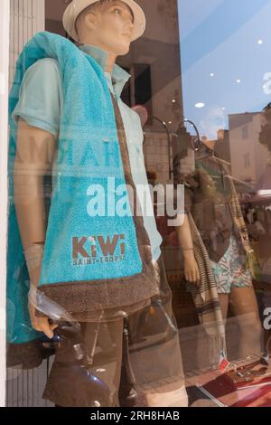 Antibes France - mai 1 2011 ; mannequin homme dans la vitrine portant un vêtement brodé avec le mot Kiwi et Saint Tropez. Banque D'Images