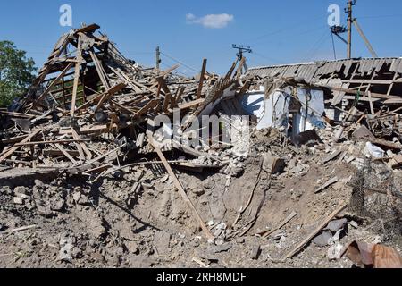 Stepne, Ukraine. 14 août 2023. Un cratère est vu à côté de maisons endommagées par le bombardement russe à Stepne, près de Zaporizhia. Les forces russes ont mené trois frappes de missiles sur Stepne près de Zaporizhzhia. À la suite de la frappe de missiles sur Stepne, un homme de 77 ans et une femme de 70 ans ont perdu la vie. Une femme de 64 ans a été transportée dans un établissement médical et reçoit l ' assistance nécessaire. Le ministère de l'intérieur a rapporté que la frappe de missile russe s'est produite vers 2:00 heures du matin (14 août). Crédit : SOPA Images Limited/Alamy Live News Banque D'Images