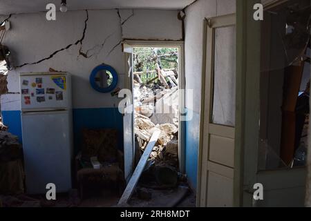 Stepne, Ukraine. 14 août 2023. Un réfrigérateur est vu à l'intérieur de la maison qui a été détruite par les bombardements russes à Stepne, près de Zaporizhia. Les forces russes ont mené trois frappes de missiles sur Stepne près de Zaporizhzhia. À la suite de la frappe de missiles sur Stepne, un homme de 77 ans et une femme de 70 ans ont perdu la vie. Une femme de 64 ans a été transportée dans un établissement médical et reçoit l ' assistance nécessaire. Le ministère de l'intérieur a rapporté que la frappe de missile russe s'est produite vers 2:00 heures du matin (14 août). Crédit : SOPA Images Limited/Alamy Live News Banque D'Images