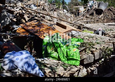 Stepne, Ukraine. 14 août 2023. Des couvertures sont vues à côté de la maison détruite par les bombardements russes à Stepne, près de Zaporizhia. Les forces russes ont mené trois frappes de missiles sur Stepne près de Zaporizhzhia. À la suite de la frappe de missiles sur Stepne, un homme de 77 ans et une femme de 70 ans ont perdu la vie. Une femme de 64 ans a été transportée dans un établissement médical et reçoit l ' assistance nécessaire. Le ministère de l'intérieur a rapporté que la frappe de missile russe s'est produite vers 2:00 heures du matin (14 août). Crédit : SOPA Images Limited/Alamy Live News Banque D'Images