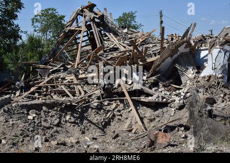 Stepne, Ukraine. 14 août 2023. Un cratère est vu à côté de maisons endommagées par les bombardements russes à Stepne, près de Zaporizhia. Les forces russes ont mené trois frappes de missiles sur Stepne près de Zaporizhzhia. À la suite de la frappe de missiles sur Stepne, un homme de 77 ans et une femme de 70 ans ont perdu la vie. Une femme de 64 ans a été transportée dans un établissement médical et reçoit l ' assistance nécessaire. Le ministère de l'intérieur a rapporté que la frappe de missile russe s'est produite vers 2:00 heures du matin (14 août). Crédit : SOPA Images Limited/Alamy Live News Banque D'Images