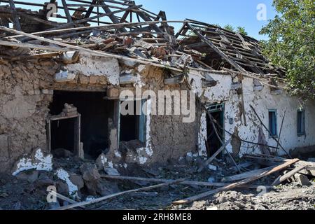 Stepne, Ukraine. 14 août 2023. Vue de la maison fortement endommagée par les bombardements russes à Stepne, près de Zaporizhia. Les forces russes ont mené trois frappes de missiles sur Stepne près de Zaporizhzhia. À la suite de la frappe de missiles sur Stepne, un homme de 77 ans et une femme de 70 ans ont perdu la vie. Une femme de 64 ans a été transportée dans un établissement médical et reçoit l ' assistance nécessaire. Le ministère de l'intérieur a rapporté que la frappe de missile russe s'est produite vers 2:00 heures du matin (14 août). Crédit : SOPA Images Limited/Alamy Live News Banque D'Images