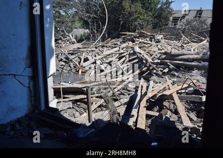 Stepne, Ukraine. 14 août 2023. Un cratère est vu à côté de maisons détruites par les bombardements russes à Stepne, près de Zaporizhia. Les forces russes ont mené trois frappes de missiles sur Stepne près de Zaporizhzhia. À la suite de la frappe de missiles sur Stepne, un homme de 77 ans et une femme de 70 ans ont perdu la vie. Une femme de 64 ans a été transportée dans un établissement médical et reçoit l ' assistance nécessaire. Le ministère de l'intérieur a rapporté que la frappe de missile russe s'est produite vers 2:00 heures du matin (14 août). (Photo Andriy Andriyenko/SOPA Images/Sipa USA) crédit : SIPA USA/Alamy Live News Banque D'Images