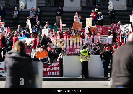 Victoria, Australie. 15 août 2023. 45 tracteurs et autres véhicules agricoles font des boucles du CBD de Melbourne alors que les agriculteurs et les membres de la communauté agricole manifestent sur les marches avant du Parlement à Victoria. Crédit : Joshua Preston/Alamy Live News Banque D'Images