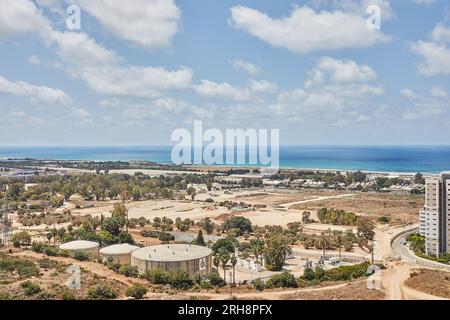 Vue de la région de Haïfa sur la côte de la mer contre le ciel avec des nuages Banque D'Images