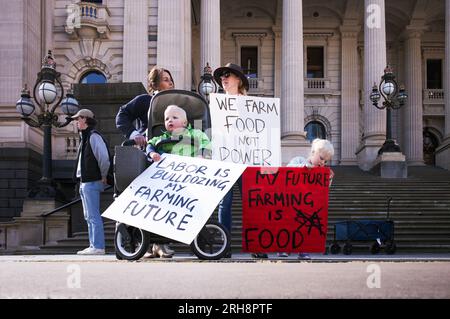 Victoria, Australie. 15 août 2023. 45 tracteurs et autres véhicules agricoles font des boucles du CBD de Melbourne alors que les agriculteurs et les membres de la communauté agricole manifestent sur les marches avant du Parlement à Victoria. Crédit : Joshua Preston/Alamy Live News Banque D'Images