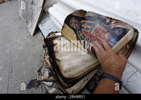 Construction d'une église orthodoxe à Odessa, détruite par roquette pendant la guerre Ukraine-Russie. Livres sacrés, reliques brûlées à la suite du feu de Rocke Banque D'Images