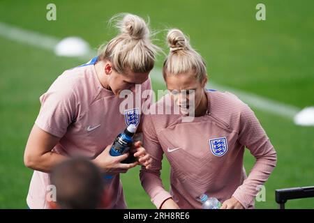 Les anglaises Millie Bright (à gauche) et Rachel Daly passent la séance d'entraînement au Central Coast Stadium, à Gosford, en Australie. Date de la photo : mardi 15 août 2023. Banque D'Images