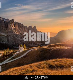 Tyrol du Sud, Italie - la chapelle de San Maurizio (Cappella Di San Maurizio) au col Passo Gardena dans les Dolomites italiens à l'automne avec des colo chauds Banque D'Images