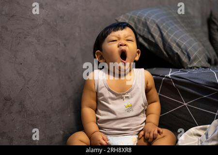 Sleepy yawning enfant, fond pour l'annonce et papier peint dans la scène des enfants et de la famille. Images réelles dans les idées de décoration Banque D'Images