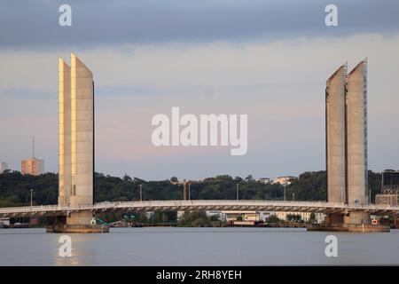 Le pont levant Jacques-Chaban-Delmas à Bordeaux franchisé la rivière Garonne près de la Cité du vin. Les quais le long de la Garonne sont un lieu de pr Banque D'Images