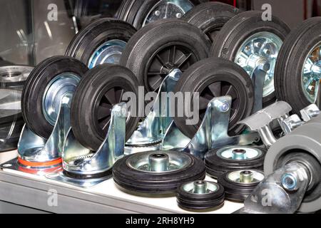 Groupe de roues industrielles de différentes tailles en noir pour une utilisation dans les chariots industriels lourds. Banque D'Images