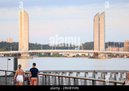 Le pont levant Jacques-Chaban-Delmas à Bordeaux franchisé la rivière Garonne près de la Cité du vin. Les quais le long de la Garonne sont un lieu de pr Banque D'Images