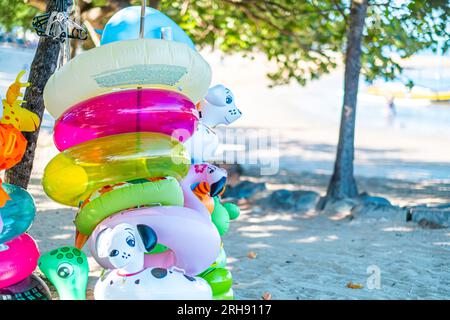 Pile de ballons de bouée de vie colorés et mignons sur la plage. Banque D'Images