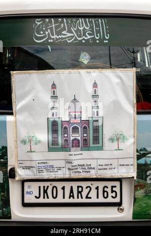 Inde, Jammu & Cachemire, bazar principal de Kargil, Ashura, Muharram festival nouvelle conception de mosquée à l'arrière de l'autorickshaw Banque D'Images