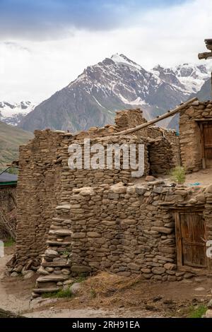 Inde, Ladakh, vallée de Suru, Panikhar, vieilles maisons de village avec Nun pic 7235m Banque D'Images