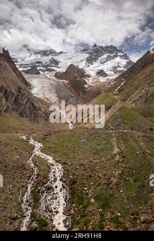 Inde, Ladakh, Zanskar, Gulmatongo, sommet enneigé de la montagne Kun 7077m et glacier Parkachik Banque D'Images