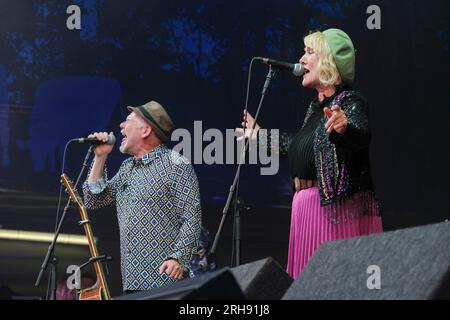 Andrew et Virginia Kettle de Merry Hell se produisant au Fairports Cropredy Convention. 10 août 2023 Banque D'Images