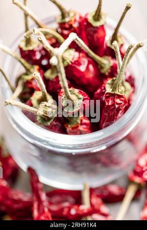 Piments rouges dans le bocal. Banque D'Images