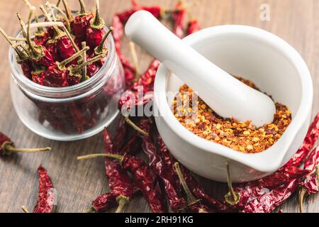 Piments Chili écrasés et entiers dans le mortier. Banque D'Images
