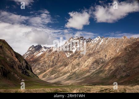 Inde, Ladakh, Zanskar, vallée glaciaire parmi les montagnes enneigées de l'Himalaya Banque D'Images