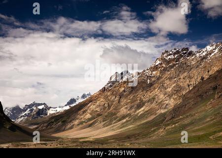 Inde, Ladakh, Zanskar, vallée glaciaire parmi les montagnes enneigées de l'Himalaya Banque D'Images