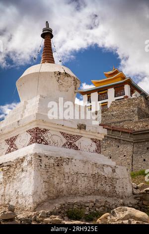 Inde, Ladakh, Zanskar, Padum Khar, vieille ville, Kani tunnel stupa parmi les ruines de vieilles maisons au-dessous du palais reconstruit Banque D'Images