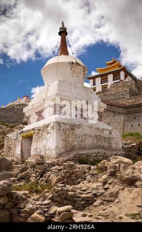 Inde, Ladakh, Zanskar, Padum Khar, vieille ville, Kani tunnel stupa parmi les ruines de vieilles maisons au-dessous du palais reconstruit Banque D'Images