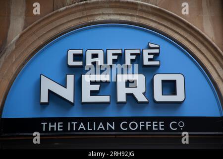 Caffe Nero Sign dans un magasin à Bristol Banque D'Images