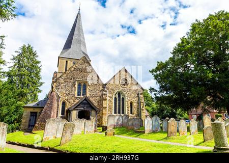 Église St James's et cimetière avec pierres tombales dans le village de Shere, Surrey, Angleterre Banque D'Images