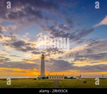 Dunbar, Royaume-Uni. 14 août 2023 UK Météo, lever du soleil Fist lumière comme l'aube se lève et le soleil se lève derrière le phare de Barns Ness, près de Dunbar, East Lothian, Écosse. Barns Ness Lighthouse est à 3,1 miles (5 km) de Dunbar et a été construit par les ingénieurs et les frères David A. Stevenson et Charles Alexander Stevenson,[1] cousins du romancier Robert Louis Stevenson, entre 1899 et 1901, le phare était doté d'un phare keeperjusqu'en 1986, quand c'était quand il a été électrifié. Photo Phil Wilkinson / Alamy Live News Banque D'Images