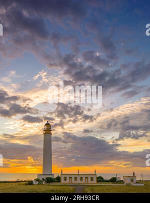 Dunbar, Royaume-Uni. 14 août 2023 UK Météo, lever du soleil Fist lumière comme l'aube se lève et le soleil se lève derrière le phare de Barns Ness, près de Dunbar, East Lothian, Écosse. Barns Ness Lighthouse est à 3,1 miles (5 km) de Dunbar et a été construit par les ingénieurs et les frères David A. Stevenson et Charles Alexander Stevenson,[1] cousins du romancier Robert Louis Stevenson, entre 1899 et 1901, le phare était doté d'un phare keeperjusqu'en 1986, quand c'était quand il a été électrifié. Photo Phil Wilkinson / Alamy Live News Banque D'Images