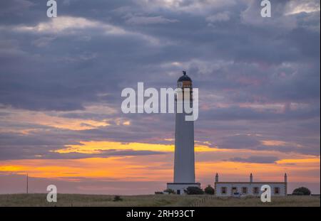 Dunbar, Royaume-Uni. 14 août 2023 UK Météo, lever du soleil Fist lumière comme l'aube se lève et le soleil se lève derrière le phare de Barns Ness, près de Dunbar, East Lothian, Écosse. Barns Ness Lighthouse est à 3,1 miles (5 km) de Dunbar et a été construit par les ingénieurs et les frères David A. Stevenson et Charles Alexander Stevenson,[1] cousins du romancier Robert Louis Stevenson, entre 1899 et 1901, le phare était doté d'un phare keeperjusqu'en 1986, quand c'était quand il a été électrifié. Photo Phil Wilkinson / Alamy Live News Banque D'Images