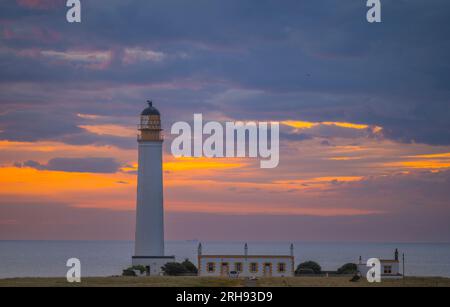 Dunbar, Royaume-Uni. 14 août 2023 UK Météo, lever du soleil Fist lumière comme l'aube se lève et le soleil se lève derrière le phare de Barns Ness, près de Dunbar, East Lothian, Écosse. Barns Ness Lighthouse est à 3,1 miles (5 km) de Dunbar et a été construit par les ingénieurs et les frères David A. Stevenson et Charles Alexander Stevenson,[1] cousins du romancier Robert Louis Stevenson, entre 1899 et 1901, le phare était doté d'un phare keeperjusqu'en 1986, quand c'était quand il a été électrifié. Photo Phil Wilkinson / Alamy Live News Banque D'Images