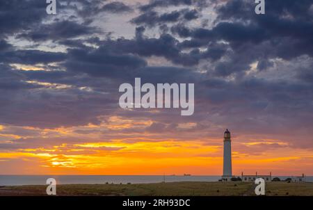 Dunbar, Royaume-Uni. 14 août 2023 UK Météo, lever du soleil Fist lumière comme l'aube se lève et le soleil se lève derrière le phare de Barns Ness, près de Dunbar, East Lothian, Écosse. Barns Ness Lighthouse est à 3,1 miles (5 km) de Dunbar et a été construit par les ingénieurs et les frères David A. Stevenson et Charles Alexander Stevenson,[1] cousins du romancier Robert Louis Stevenson, entre 1899 et 1901, le phare était doté d'un phare keeperjusqu'en 1986, quand c'était quand il a été électrifié. Photo Phil Wilkinson / Alamy Live News Banque D'Images