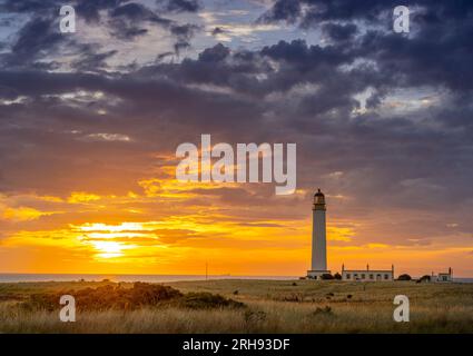 Dunbar, Royaume-Uni. 14 août 2023 UK Météo, lever du soleil Fist lumière comme l'aube se lève et le soleil se lève derrière le phare de Barns Ness, près de Dunbar, East Lothian, Écosse. Barns Ness Lighthouse est à 3,1 miles (5 km) de Dunbar et a été construit par les ingénieurs et les frères David A. Stevenson et Charles Alexander Stevenson,[1] cousins du romancier Robert Louis Stevenson, entre 1899 et 1901, le phare était doté d'un phare keeperjusqu'en 1986, quand c'était quand il a été électrifié. Photo Phil Wilkinson / Alamy Live News Banque D'Images