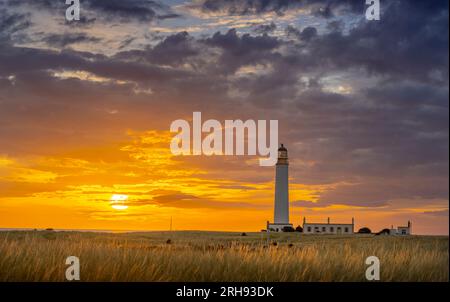 Dunbar, Royaume-Uni. 14 août 2023 UK Météo, lever du soleil Fist lumière comme l'aube se lève et le soleil se lève derrière le phare de Barns Ness, près de Dunbar, East Lothian, Écosse. Barns Ness Lighthouse est à 3,1 miles (5 km) de Dunbar et a été construit par les ingénieurs et les frères David A. Stevenson et Charles Alexander Stevenson,[1] cousins du romancier Robert Louis Stevenson, entre 1899 et 1901, le phare était doté d'un phare keeperjusqu'en 1986, quand c'était quand il a été électrifié. Photo Phil Wilkinson / Alamy Live News Banque D'Images