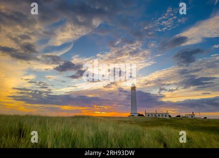 Dunbar, Royaume-Uni. 14 août 2023 UK Météo, lever du soleil Fist lumière comme l'aube se lève et le soleil se lève derrière le phare de Barns Ness, près de Dunbar, East Lothian, Écosse. Barns Ness Lighthouse est à 3,1 miles (5 km) de Dunbar et a été construit par les ingénieurs et les frères David A. Stevenson et Charles Alexander Stevenson,[1] cousins du romancier Robert Louis Stevenson, entre 1899 et 1901, le phare était doté d'un phare keeperjusqu'en 1986, quand c'était quand il a été électrifié. Photo Phil Wilkinson / Alamy Live News Banque D'Images