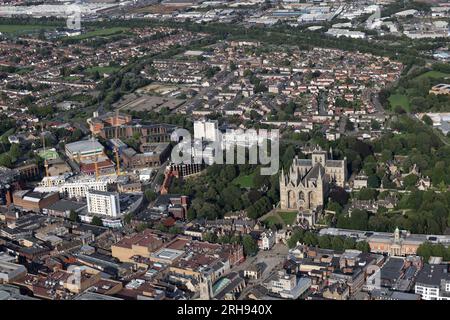 Une vue aérienne du centre-ville de Peterborough, y compris la cathédrale de Peterborough. Peterborough, Cambridgeshire, le 7 août 2023. Banque D'Images