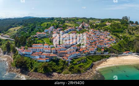 Vue aérienne de Lastres, province des Asturies, Espagne. Nommée belle ville d'Espagne Banque D'Images