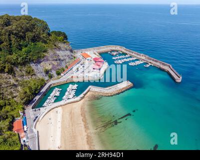 Vue aérienne de la marina de Lastres, province des Asturies, Espagne. Nommée belle ville d'Espagne Banque D'Images