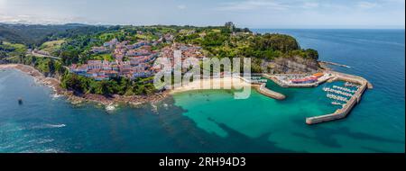 Vue aérienne panoramique de Lastres, province des Asturies, Espagne. Nommée belle ville d'Espagne Banque D'Images