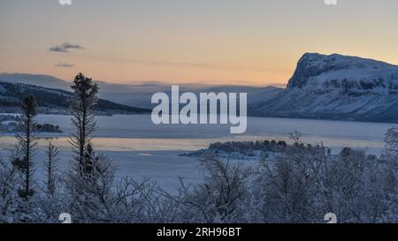 Scandinavie en hiver, parc national en Suède avec une belle lumière arctique Banque D'Images